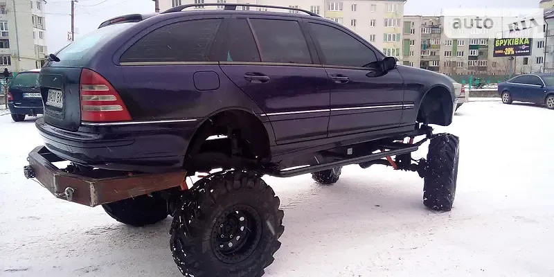 На львівщині збудували монстр-трак з універсала Mercedes-Benz С-класу