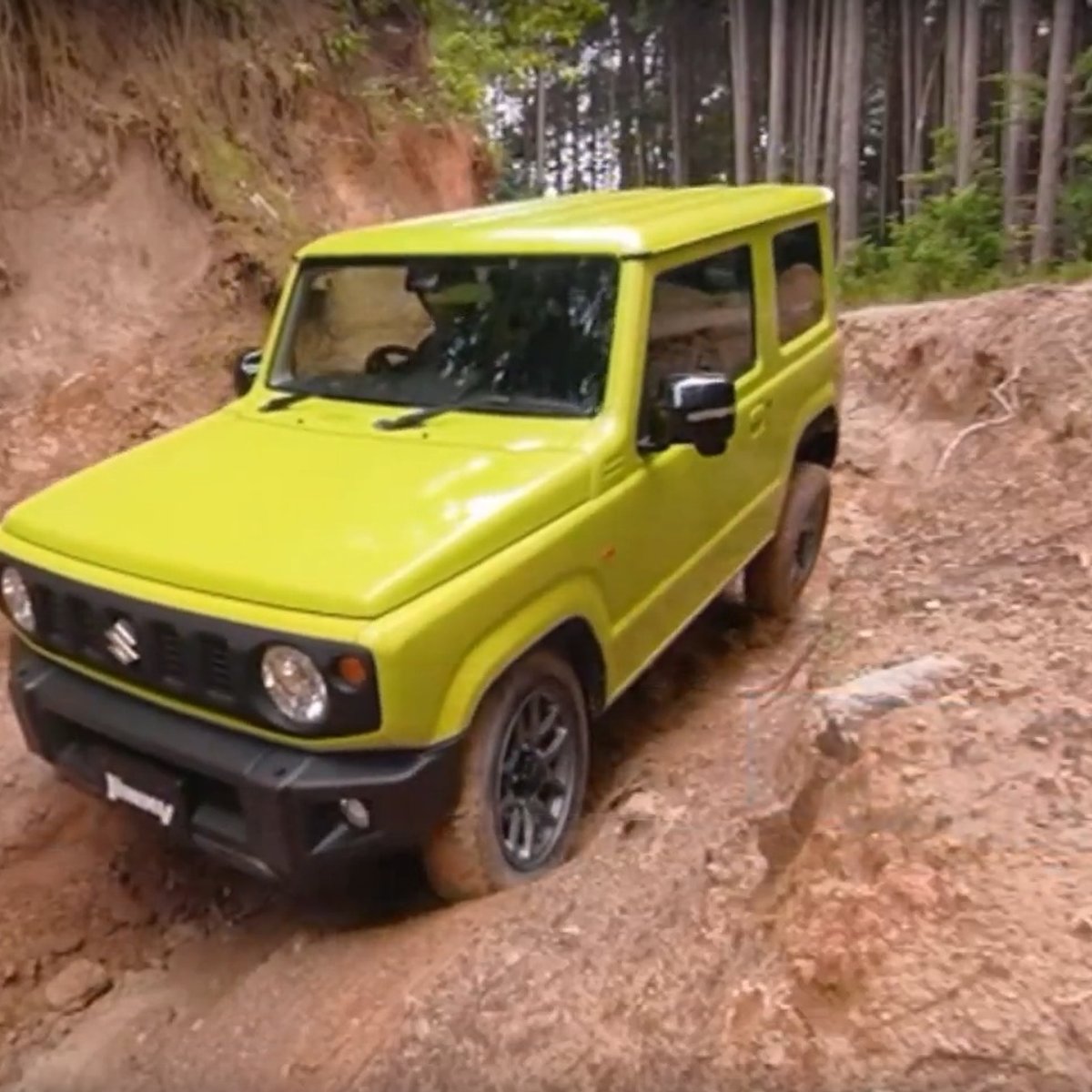 На видео показали как новый Jimny носится по бездорожью