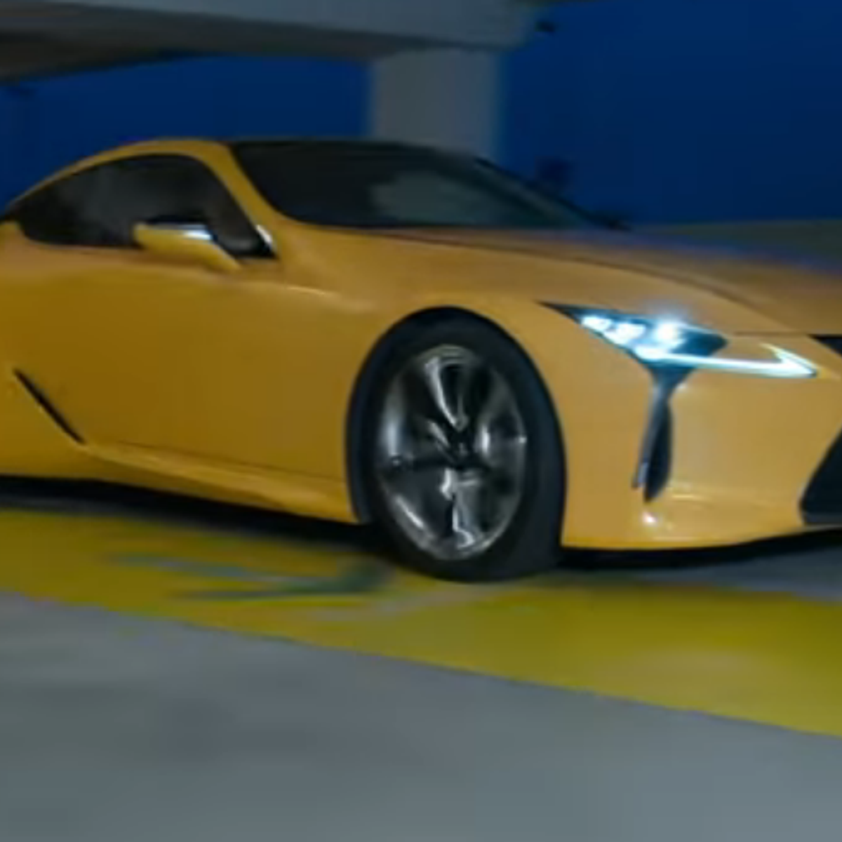 Lexus LC 500 устроил токийский дрифт в паркинге (видео)