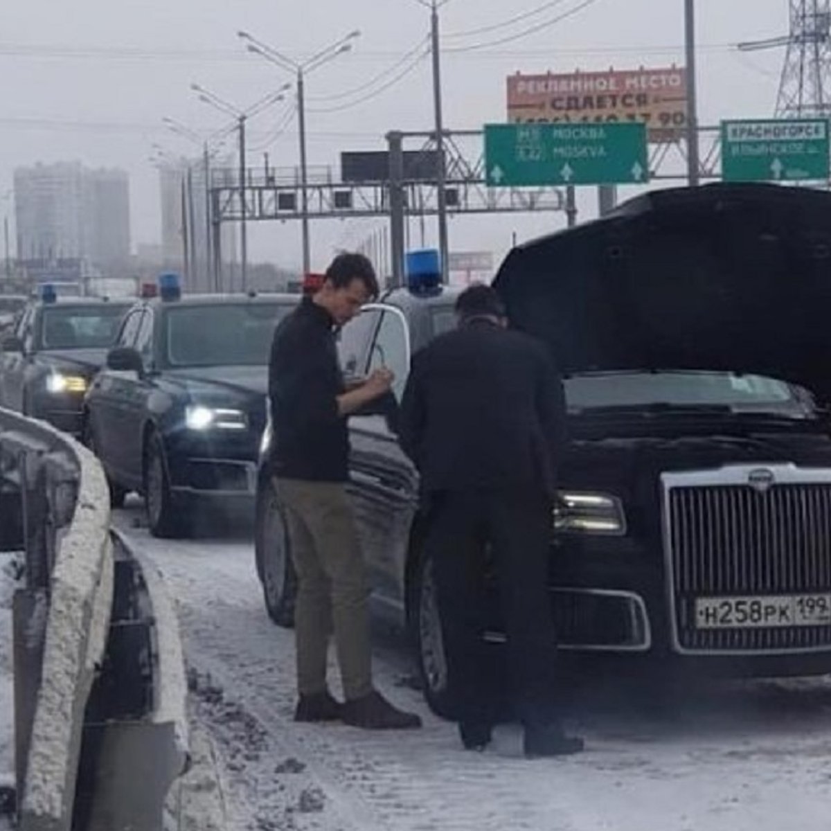 Путинский лимузин Aurus застрял на дороге из-за поломки (фото)