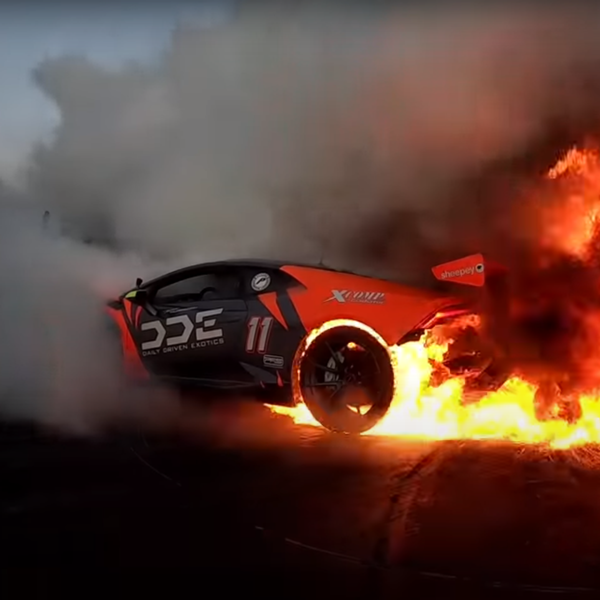 Видео: дрифт на Lamborghini закончился пожаром