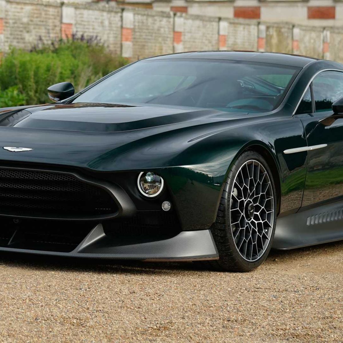 Виктор, ты ли это: британский автопроизводитель представил уникальный Aston  Martin Victor