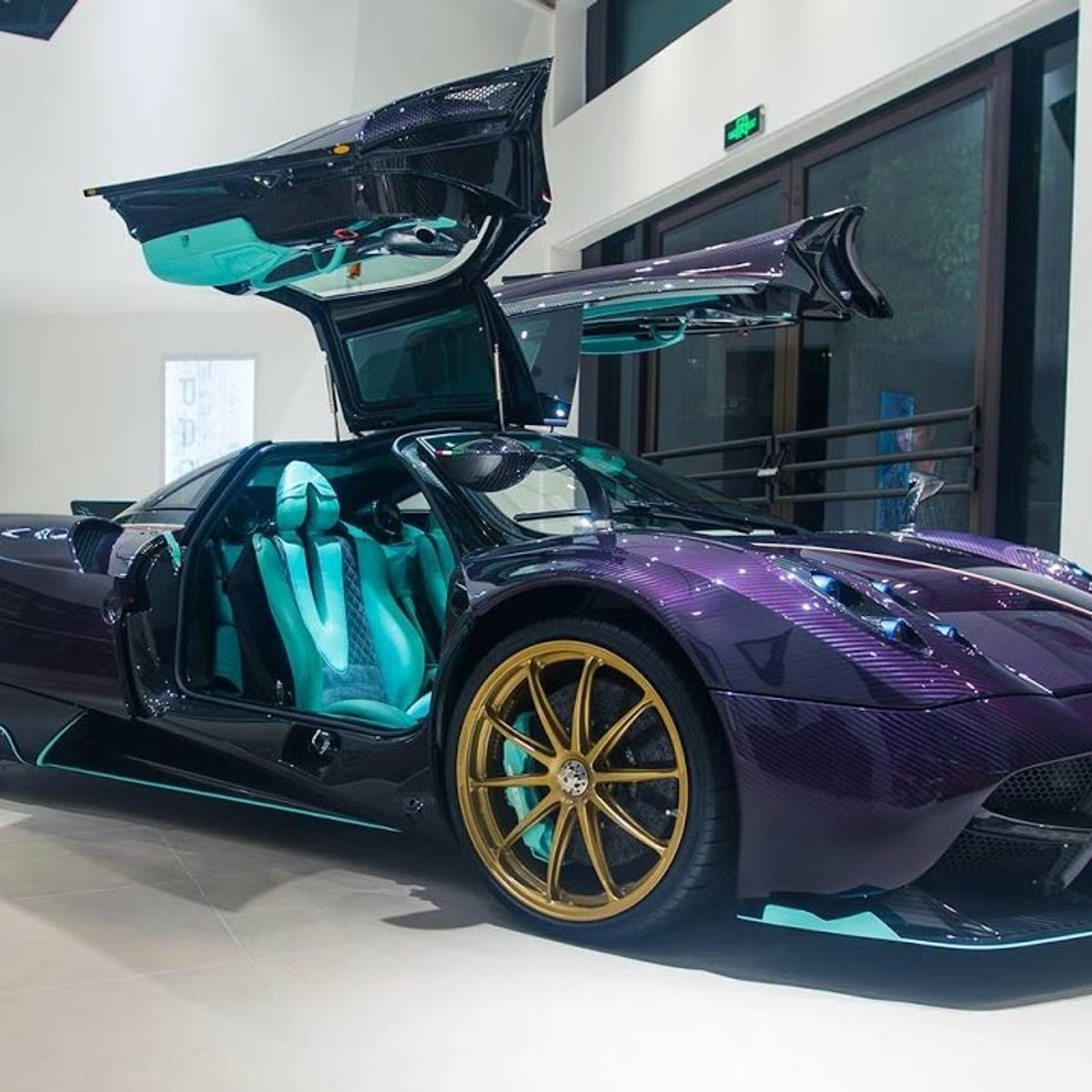 17-летний ютубер разбил гиперкар Pagani Huayra стоимостью 3,4 миллиона  долларов