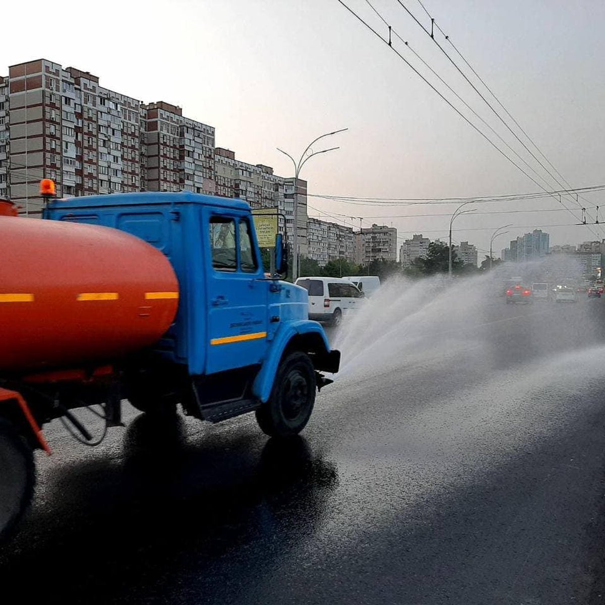 Для чего киевские улицы поливают водой