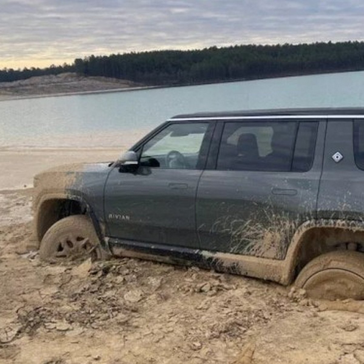 Электрический внедорожник Rivian застрял на пляже: доставали экскаватором