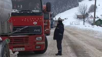 На Закарпатті через снігопад перекривають дороги