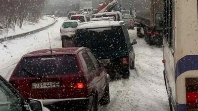 Сніговий полон. На трасі Мукачеве – Ужгород утворилися кілометрові затори