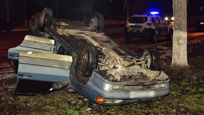 Автівка через п'яного водія перекинулась на дах у Маріуполі