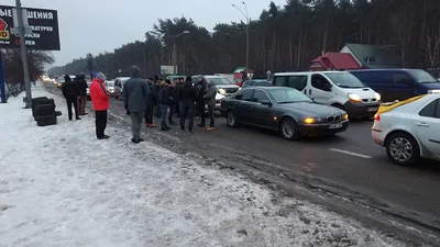 Активисты частично блокируют въезды в Киев: зажгли шины