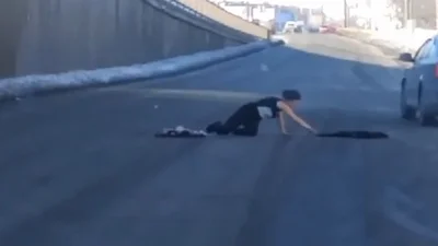 Як неадекватка роздягалася та лякала водіїв у Києві: з'явилося відео