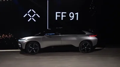 Неудачный старт: кроссовер Faraday Future "завис" посреди сцены