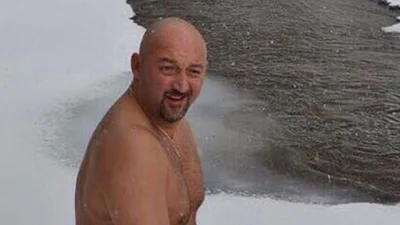Відомий автогонщик показав, як голяка пірнав у річку в лютий мороз