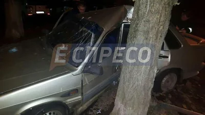 Автівка склалася навпіл після шаленого ДТП у Києві