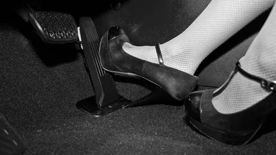 Жахливі наслідки від керування машиною на підборах: промовисте відео