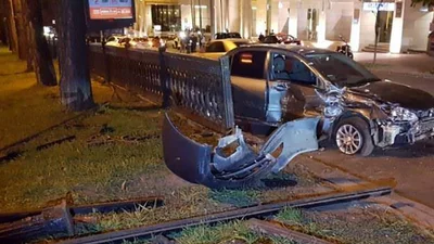 Из-за мотоциклиста авто влетело в забор в Киеве