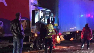 Пасажиру затиснуло ноги внаслідок аварії за участю вантажівок у Києві