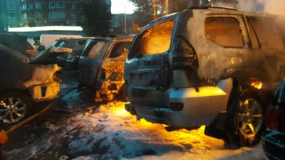 Почти десяток иномарок сгорели на автостоянке в Киеве: фото и видео