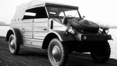 Во Львовской области мужчина до мельчайших деталей воспроизводит раритетные военные автомобили