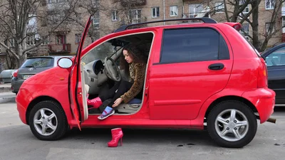 Небезпека за кермом: що не можна взувати водію, – результати експерименту