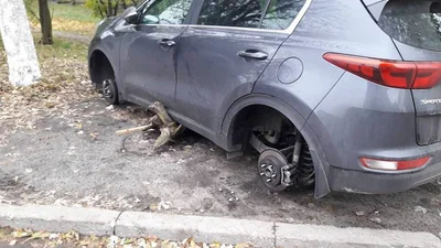 В Киеве с припаркованных автомобилей воруют колеса