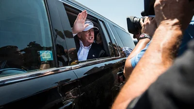 Як перевозять кортеж Трампа під час його світових турне: з’явились фото