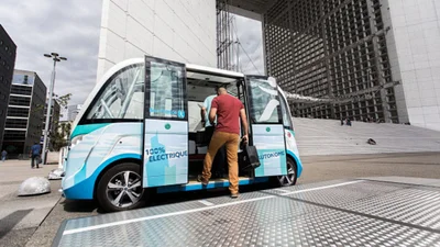 Безпілотний автобус потрапив у ДТП у перший день роботи: з'явилось відео