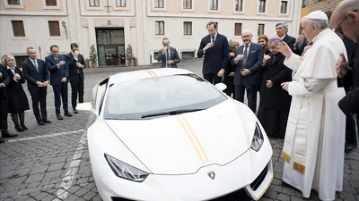 Папе Римскому подарили уникальное Lamborghini: опубликованы фото