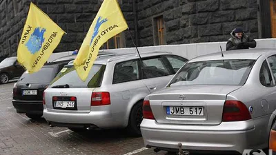 Нерозмитнені авто в Україні: новий закон і акція протесту
