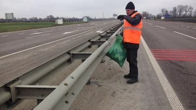 Водіїв будуть штрафувати за сміття на дорогах