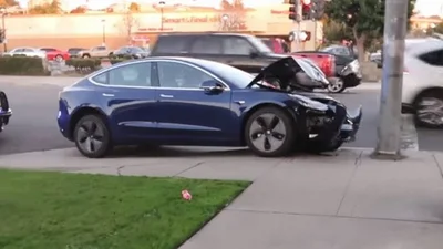 Новенькую Tesla Model 3 разбили об столб