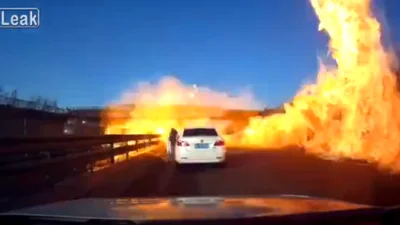 Пекло на землі: автоцистерна підпалила дорогу. Відео