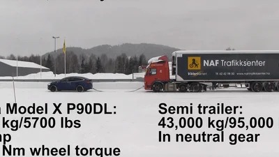 Tesla Model X проти 43-тонної фури на зледенілій дорозі. Відео