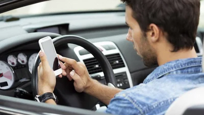 У Франції заборонили користуватися смартфонами в авто