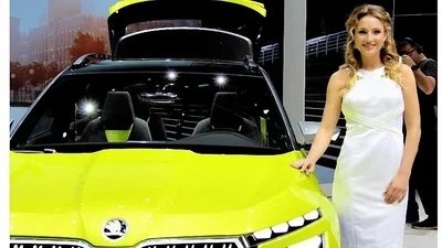 Гарніші за найкрасивіший суперкар: дівчата з Женевського автосалону