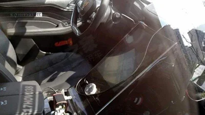 Кому потрібен кінотеатр, коли у машині такий дисплей?