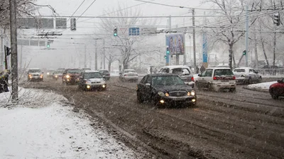 Чим небезпечна "снігова каша" на шляхах країни