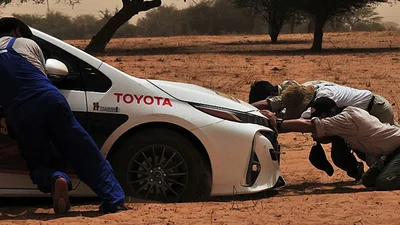 Сміливці подолали маршрут Париж-Дакар на Toyota Prius