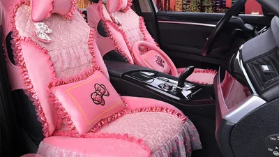 Рожеві чохли з рюшками на сидіння авто: соцмережі в захваті
