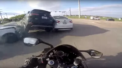 Цей мотоцикліст народився у сорочці: відео