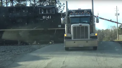 Клонированная реальность: две одинаковые аварии на железнодорожном переезде