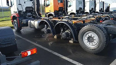 З припаркованих авто за ніч злодії викрали 56 коліс