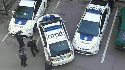Полицейские массово бьют патрульные авто