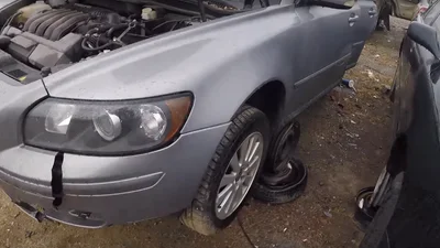 На відео показали живі машини, поховані на найбільшому автозвалищі у світі