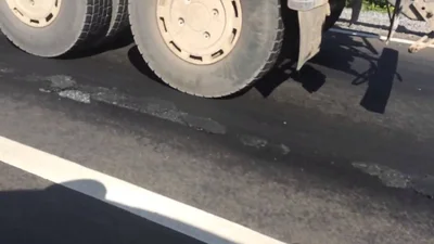 Как перегруженные фуры уничтожают украинские дороги: Видео