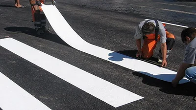 В Украине начали наносить пластиковую разметку