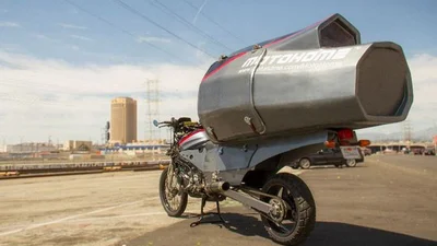 Мото-хата: умелец показал на видео свой дом на двух колесах