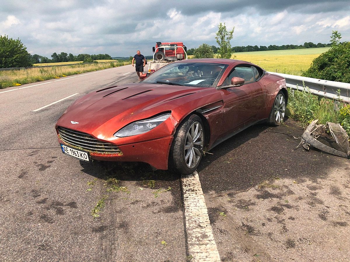 Украинец оставил на трассе побитый Aston Martin за 8,5 млн