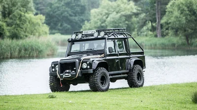 С молотка пустят Land Rover Defender Джеймса Бонда