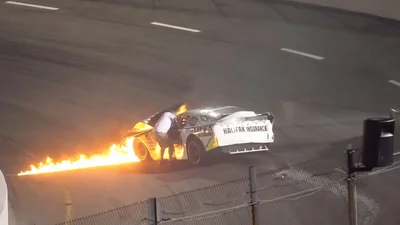 Батько витяг сина з палаючого авто (відео)