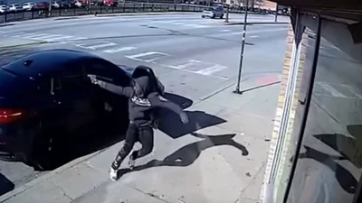 Автовикрадачі хотіли поцупити машину в копа, коли він був всередині (відео)